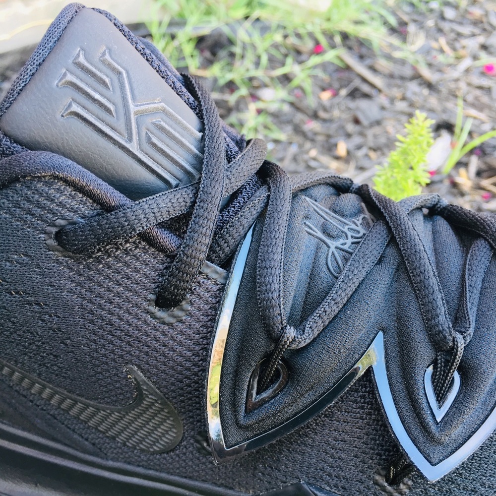 NIKE KYRIE 5 “BLACK RAINBOW SOLES” - Picture 5 of 8